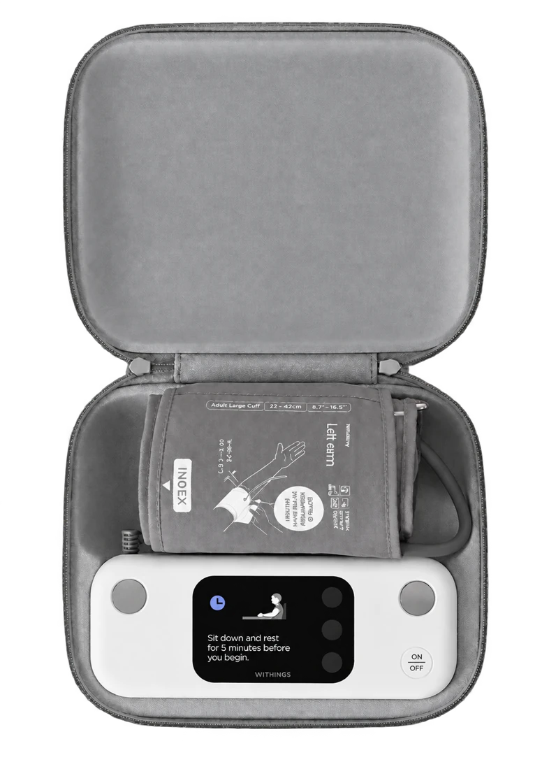 Withings BPM Vision mit Manschette im geöffneten Etui